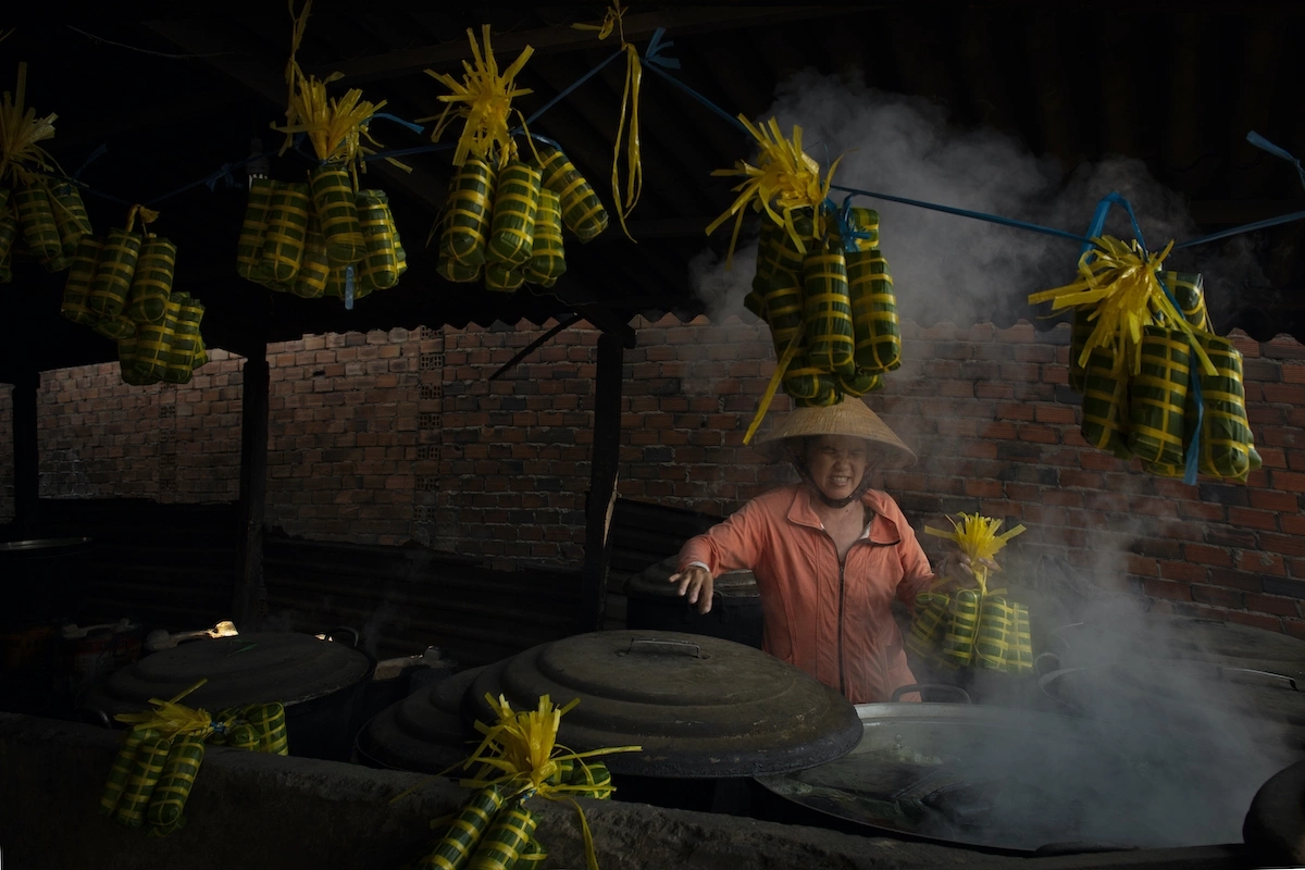 Một gia đình làm bánh tét tại Đức Hoà